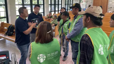 博世電動工具專業講師劉佳龍向芥菜種會合作工班宣導產品使用安全概念，守護災後重建施工者的安全