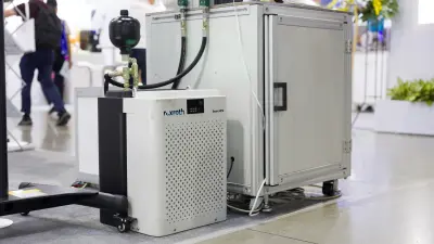 博世力士樂的 InnoCube 智慧油壓系統，與傳統油壓動力站相比，其安裝空間大幅縮減達 50%