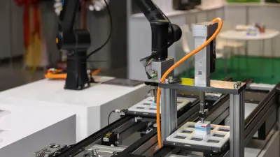 博世力士樂整合 Kassow Robot 七軸協作手臂與 TS2plus 模組化輸送系統，模擬高難度主機板組裝工序